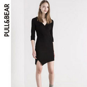 人手一条小黑裙# Pull&Bear 女士开叉下摆褶皱连衣裙 59元