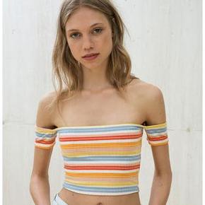 夏日一抹性感# Bershka 女士露肩条纹T恤衫 49元