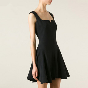 气质女神# 知觉之门 欧美经典小黑裙 112元包邮