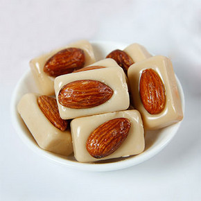 雅客 臻仁奶脆巴旦木夹心杏仁糖250gx2袋 18.8元包邮(33.8-15)