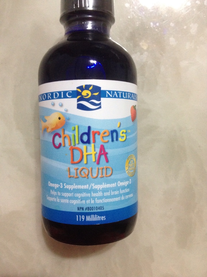 这款深海鳕鱼油，含有DHA等营养成分，能够在宝宝发育关键时