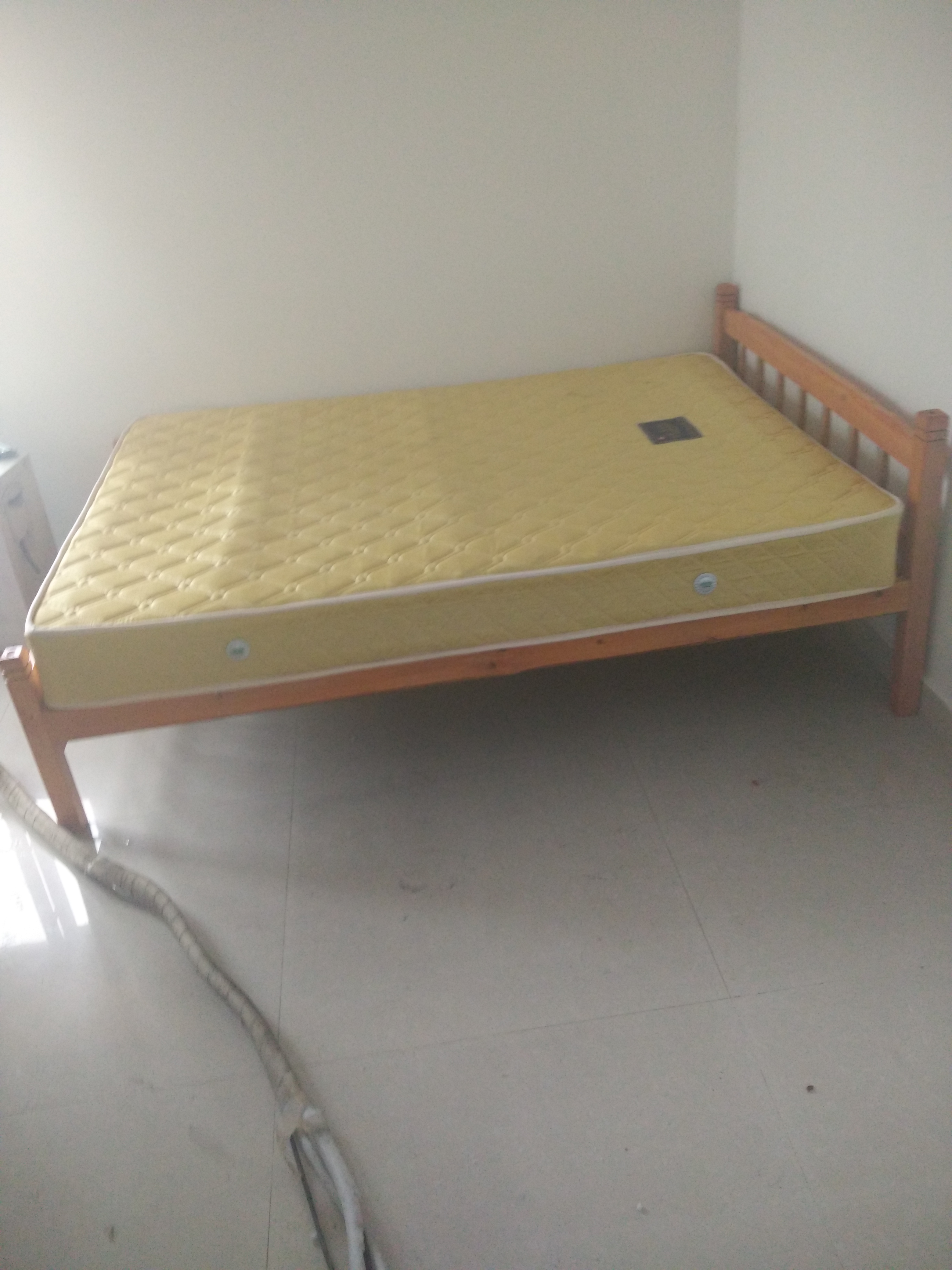 2手床一张，用了N年，还是特别柔软舒适…适合认床的小朋友
