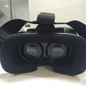 之前推荐的简单款VR眼镜，不得不吐槽这个要放入手机的设计了