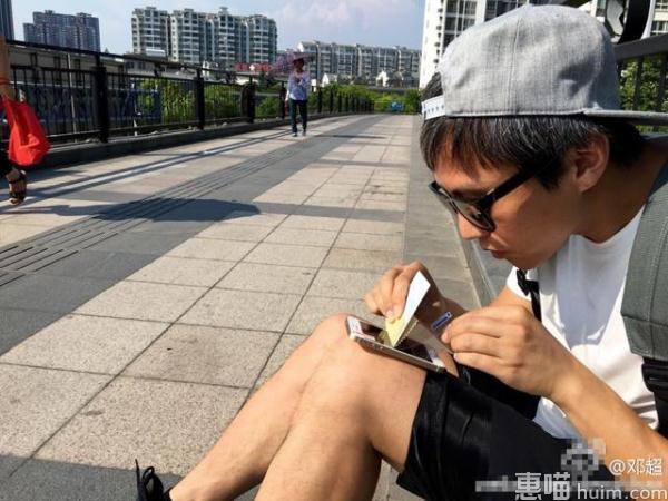 邓超天桥贴膜 是男神更是男神经病