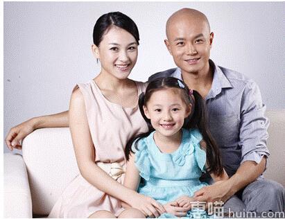 乐嘉与现任妻子、女儿合照