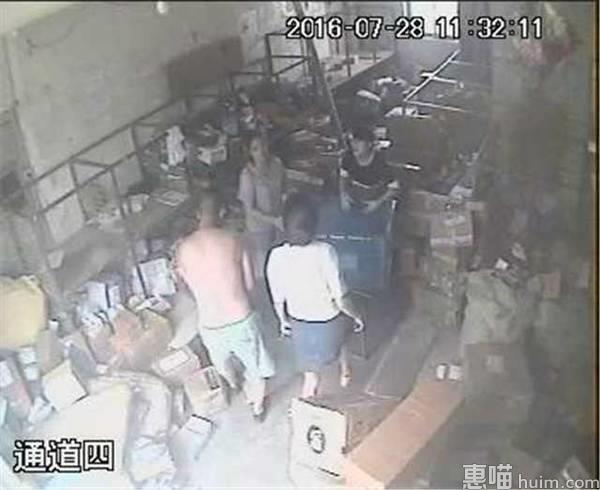 豪车女狠踹快递筐 致怀孕快递员羊水破裂(图)