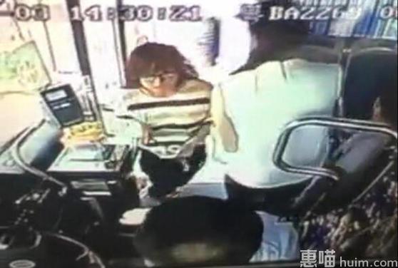 公交司机惨遭女子割脖 女子挥刀只因被溅一身水