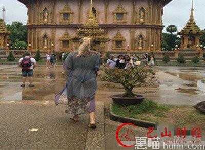 女子透视装逛寺庙