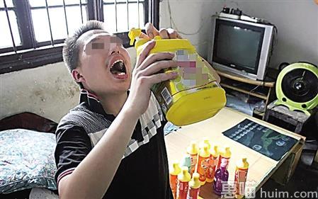 张玥举起一大瓶洗洁精“喝” 网络图