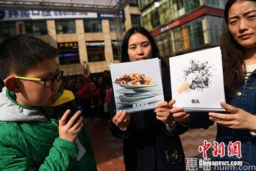 资料图：有相关工作人员正在为市民普及垃圾分类知识。 陈超 摄