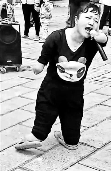 网传残疾女孩卖唱(视频截图)