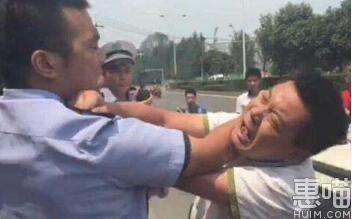 实拍上海钉子户袭警:泼酸液用剔骨刀砍 点燃液化气钢瓶扔下楼 