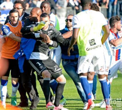 法甲球迷追打球员